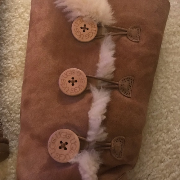 UGG Bailey Style Boots - Picture 5 of 8